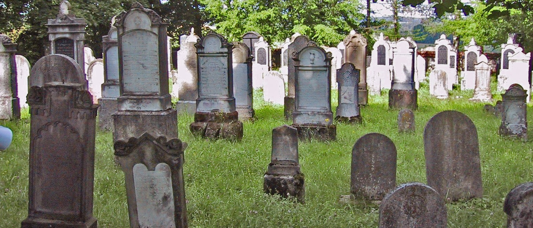 Grabsteine mit hebräischen Inschriften auf dem Friedhof in Fischach. Führt zur Unterseite &quot;Fischach&quot;.