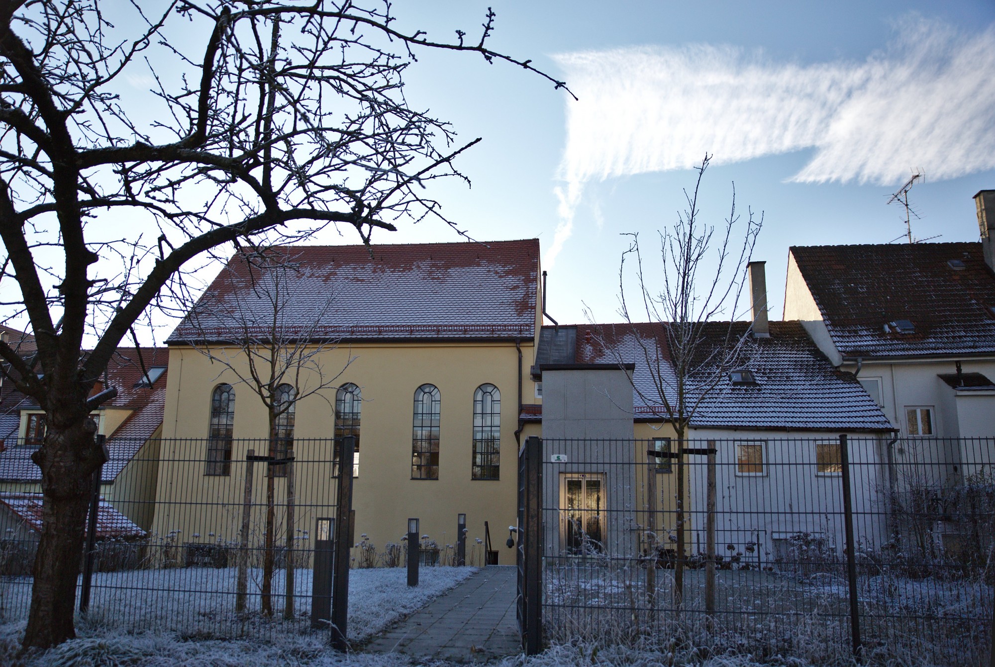 R&uuml;ckseite der ehemaligen Synagoge Kriegshaber mit Garten. F&uuml;hrt zur Unterseite "Augsburg-Kriegshaber".