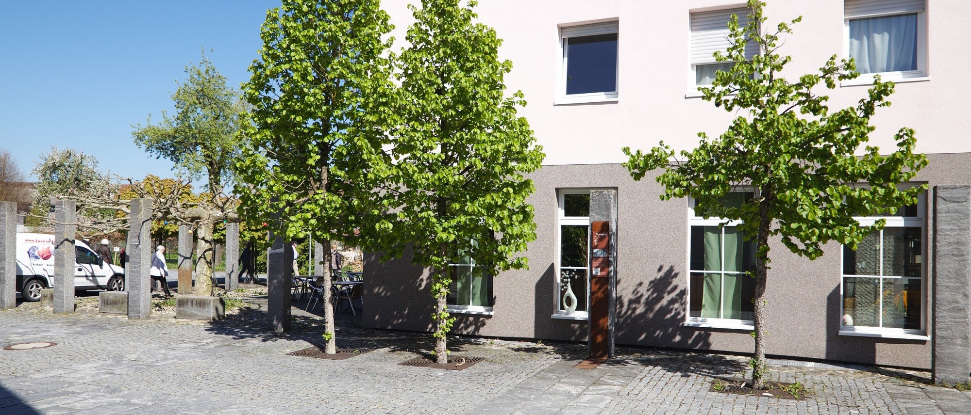 Gedenktafel und Erinnerungsstelen auf einem &ouml;ffentlichen Platz. Die Erinnerungsstelen umfassen das Grundst&uuml;ck der abgerissenen Synagoge. F&uuml;hrt zur Unterseite "Altenstadt".