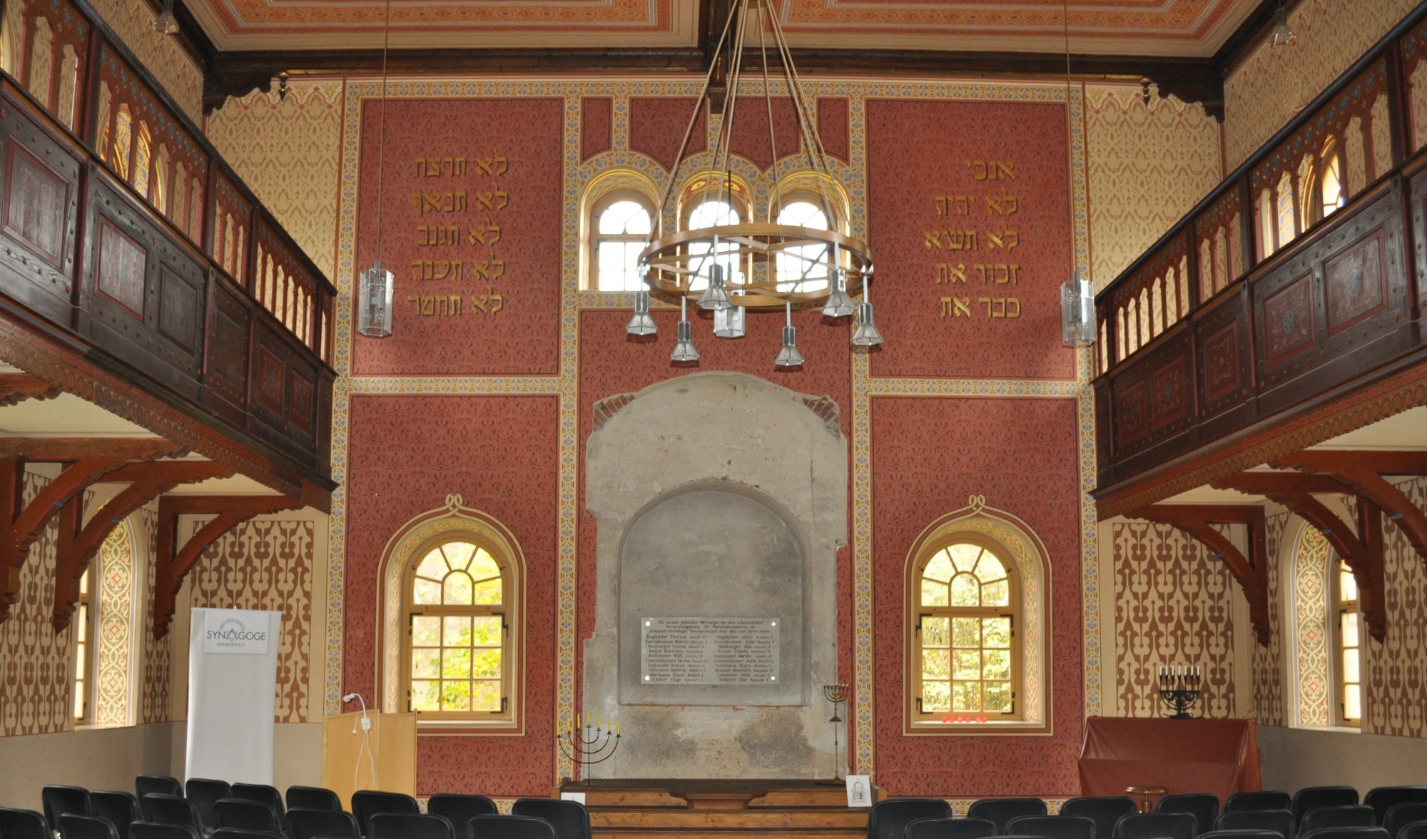Innenraum der Synagoge Hainsfarth mit Stuhlreihen, Frauenempore und Tora-Schrein. F&uuml;hrt zur Unterseite "Hainsfarth".