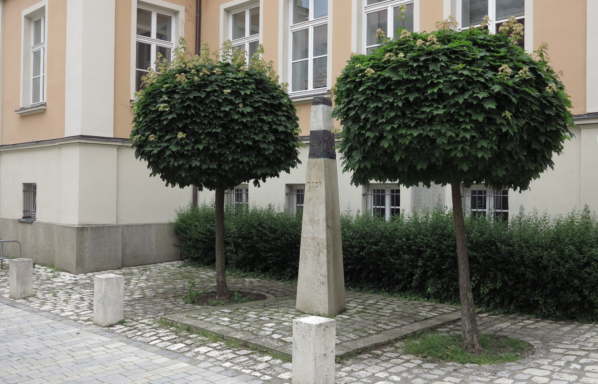 Erinnerungsstele an einem &ouml;ffentlichen Platz in N&ouml;rdlingen. F&uuml;hrt zur Unterseite "N&ouml;rdlingen".