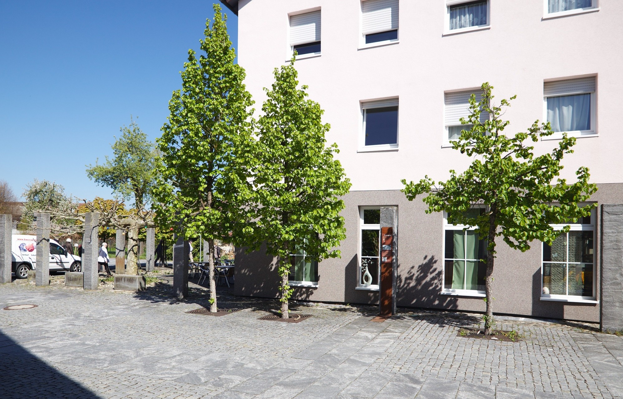 Gedenktafel und Erinnerungsstelen auf einem &ouml;ffentlichen Platz. Die Erinnerungsstelen umfassen das Grundst&uuml;ck der abgerissenen Synagoge. F&uuml;hrt zur Unterseite "Altenstadt".