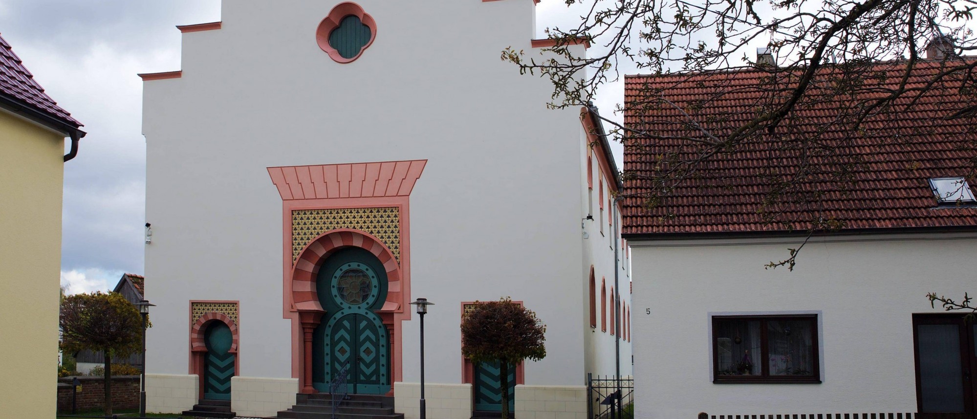 Au&szlig;enansicht der ehemaligen Synagoge Binswangen. F&uuml;hrt zur Unterseite "Binswangen".