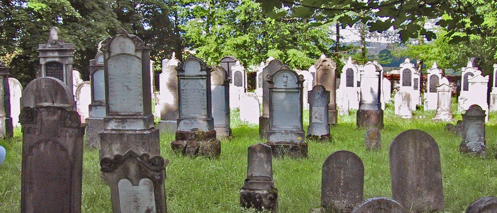 Grabsteine mit hebr&auml;ischen Inschriften auf dem Friedhof in Fischach. F&uuml;hrt zur Unterseite "Fischach".