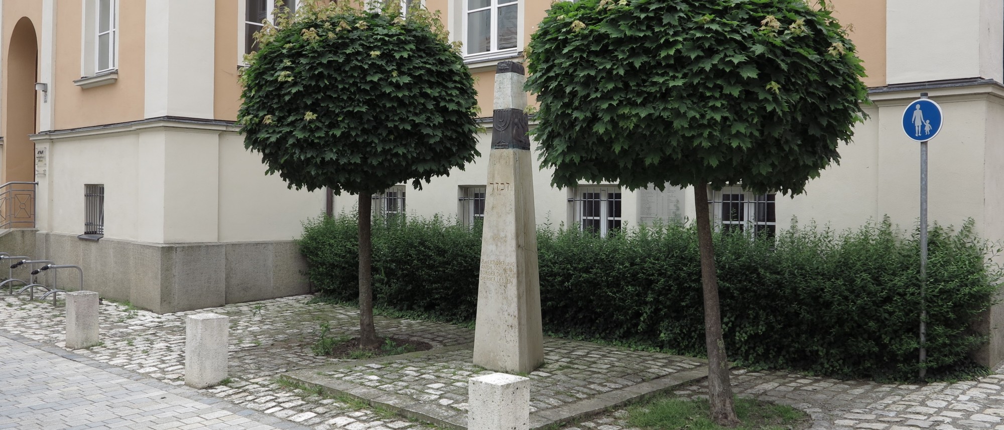 Erinnerungsstele an einem &ouml;ffentlichen Platz in N&ouml;rdlingen. F&uuml;hrt zur Unterseite "N&ouml;rdlingen".