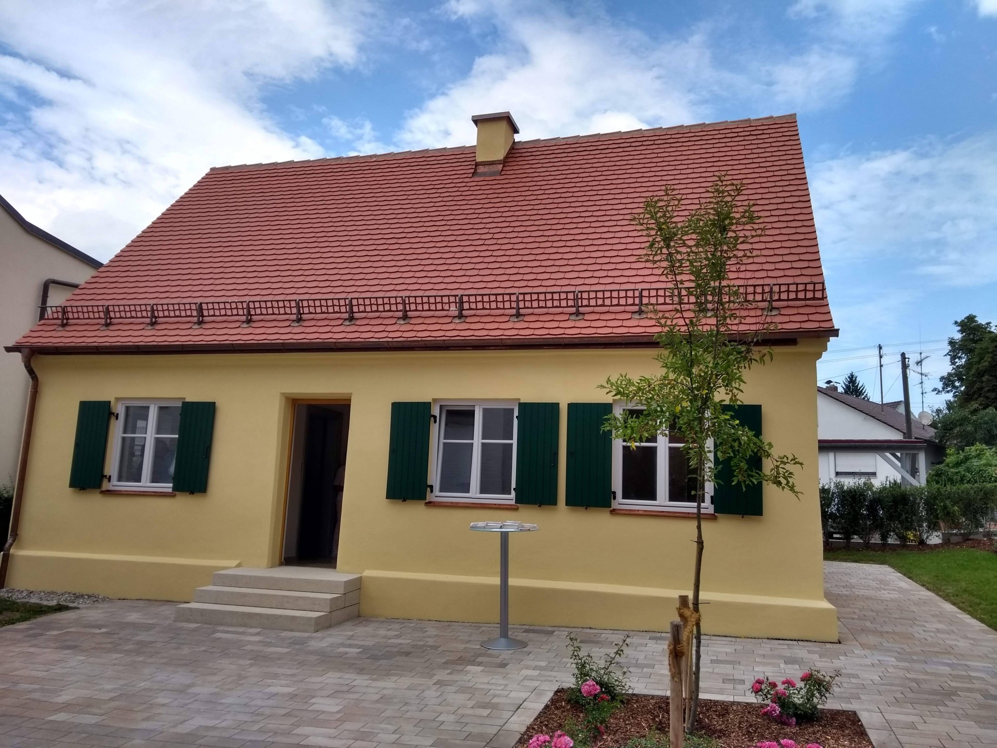 Au&szlig;enansicht des Geb&auml;udes, in dem sich das Ritualbad in Buttenwiesen befindet.